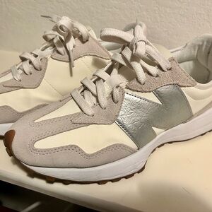 NEW BALANCE 327 9.5 women’s sneakers!